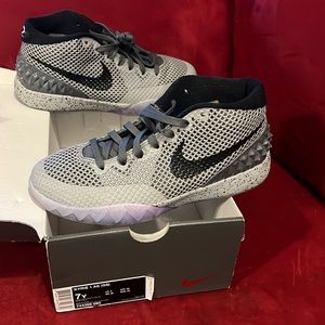 Kyrie 1 AS dark grey shoes